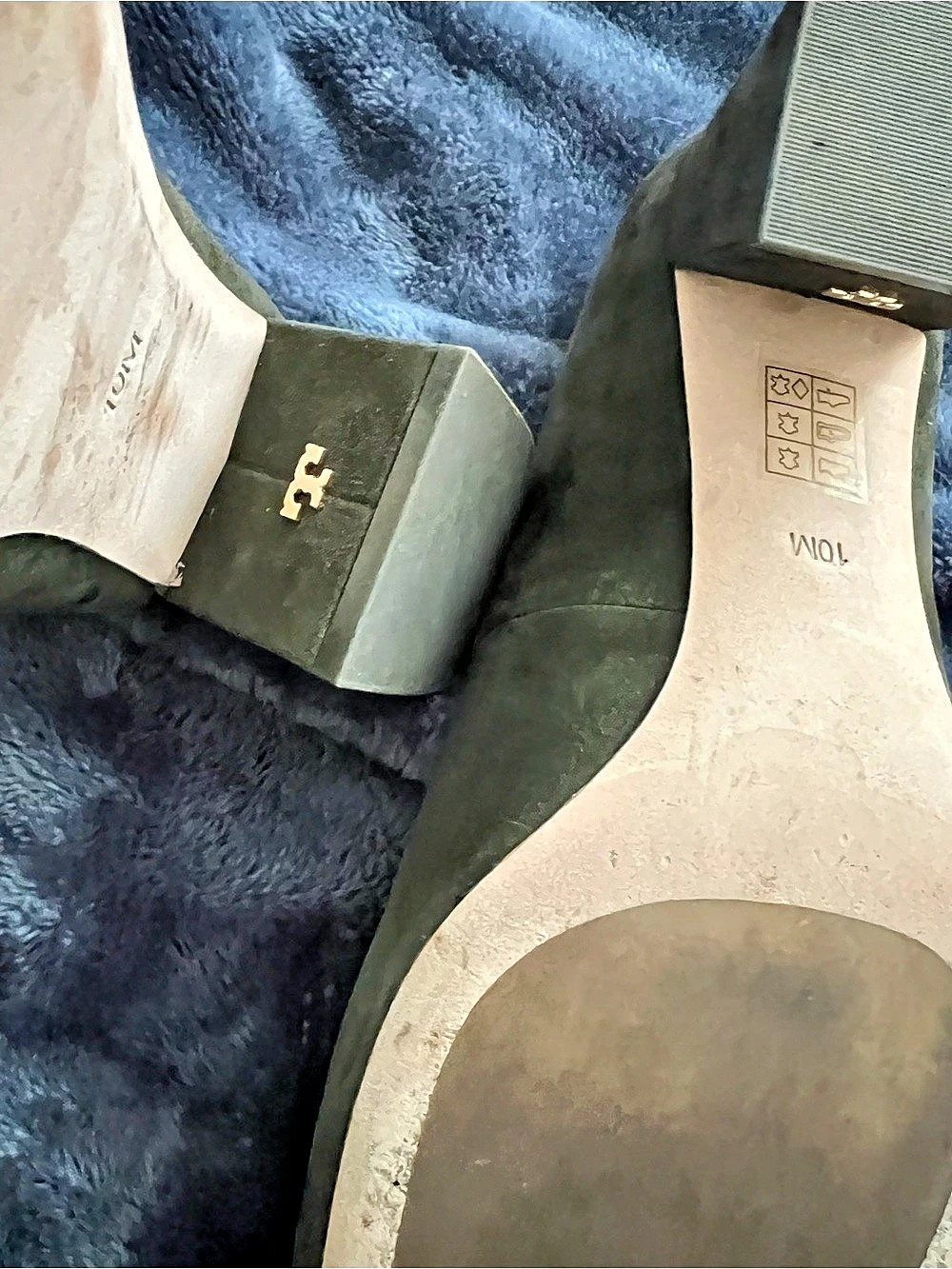 Tory Burch Gigi Suede Block Heel Pump Green. Great fall color - Picture 6 of 7
